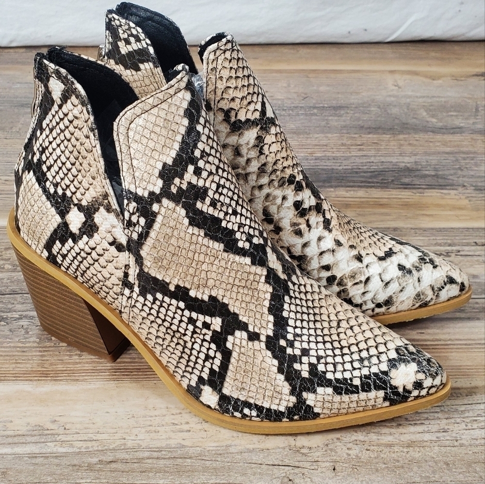 Coastal Cowgirl Snake print ankle bootie Block Heel size 9.5 (40) new!